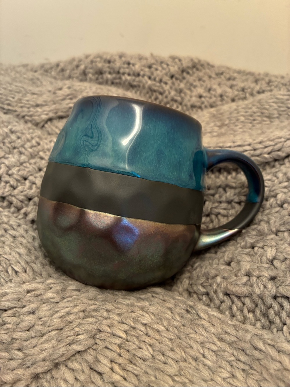 Signature "Sarah" contemporary, stoneware, metallic iridescent Mug - Picture 6 of 7